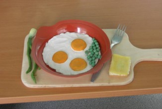 Яичница с зеленым горошком