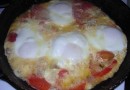 Яичница с грибами и помидорами