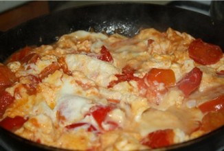 Яичница с помидорами
