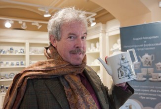 Макаревич занялся росписью фарфора