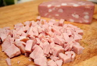 Салат из вареной колбасы