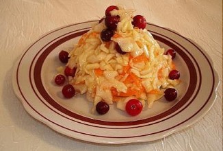Салат из капусты с клюквой