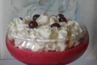 Клюквенный мусс со взбитыми сливками