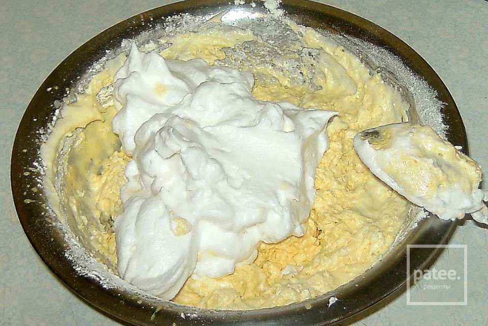 Бисквит с фруктами и воздушной корочкой - Шаг 1