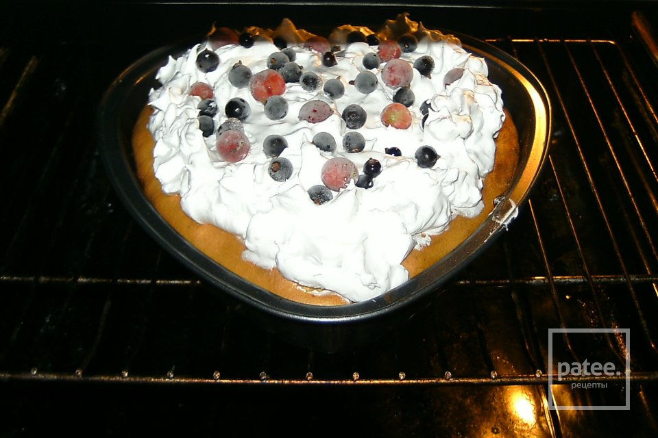 Бисквит с фруктами и воздушной корочкой - Шаг 9