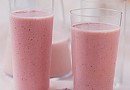 Молочный коктейль с малиной и бананами