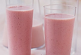 Молочный коктейль с малиной и бананами