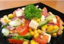 Салат с овощами, кукурузой и брынзой
