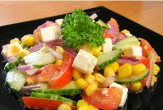 Салат с овощами, кукурузой и брынзой