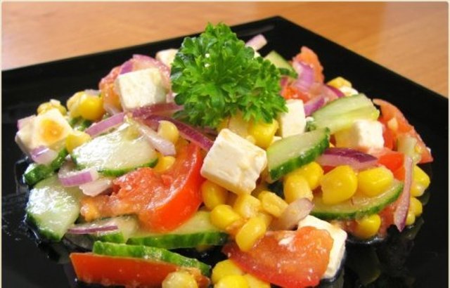 Салат с овощами, кукурузой и брынзой