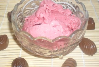 Клубничное сорбе с ванильным йогуртом