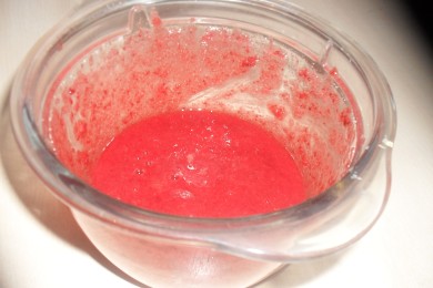 Клубничное сорбе с ванильным йогуртом - приготовление