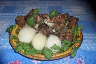 Запеченная свиная рулька с кинзой