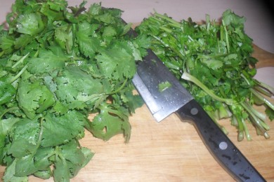 Запеченная свиная рулька с кинзой - приготовление