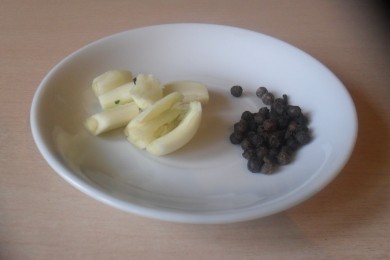 Запеченная свиная рулька с кинзой - приготовление