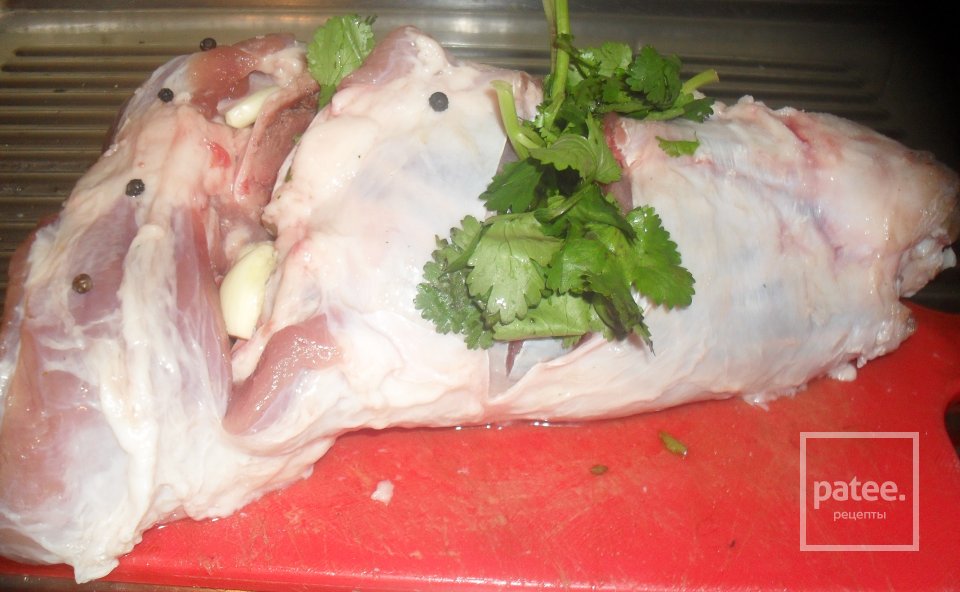 Запеченная свиная рулька с кинзой - Шаг 3