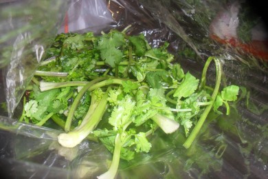 Запеченная свиная рулька с кинзой - приготовление