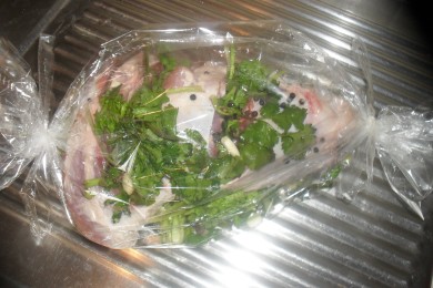 Запеченная свиная рулька с кинзой - приготовление