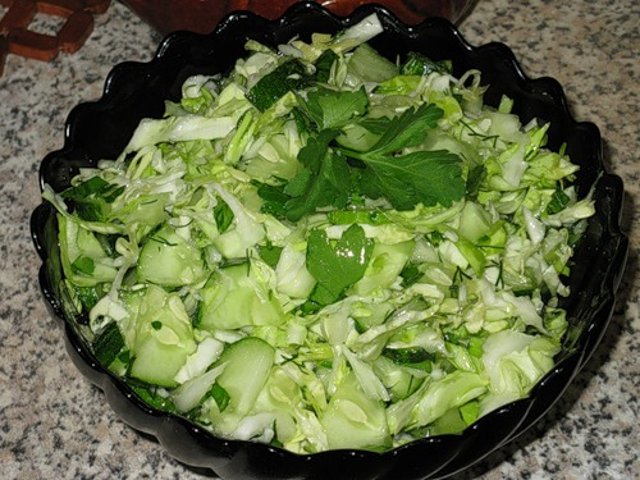 Салат из свежей капусты с огурцами