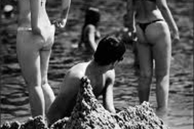 Мини-бикини на пляже