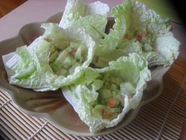 Конвертики из китайской капусты с салатом