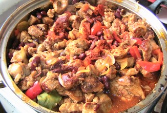 Свинина с фасолью и помидорами