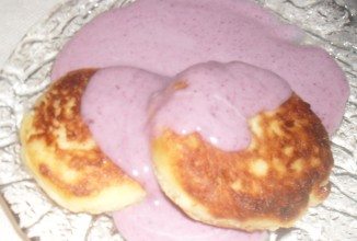Сырники в черничном соусе