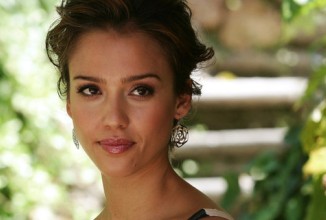 Джессика Альба намерена обучить дочь трем языкам