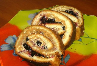 Рулет с кремом и смородиной