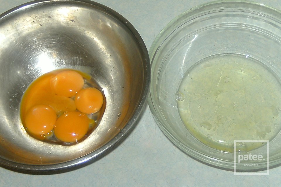 Рулет с кремом и смородиной - Шаг 1