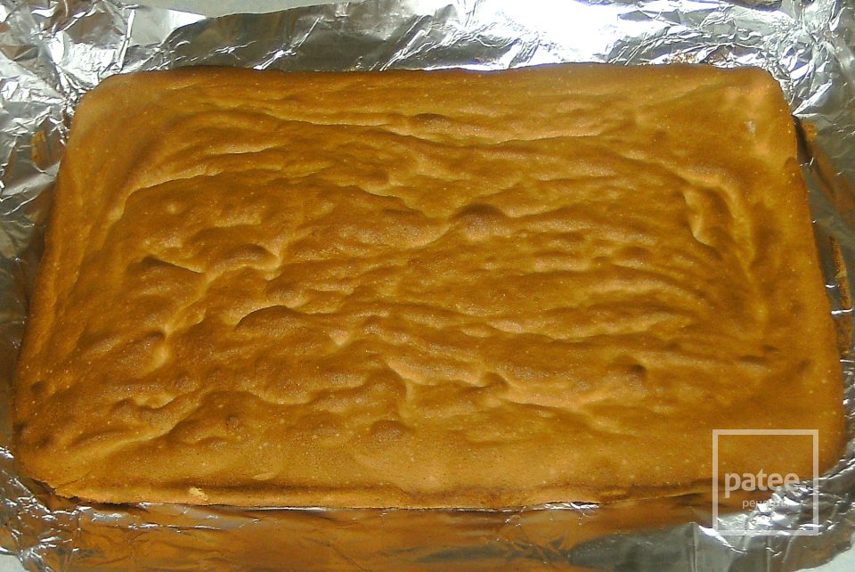 Рулет с кремом и смородиной - Шаг 5