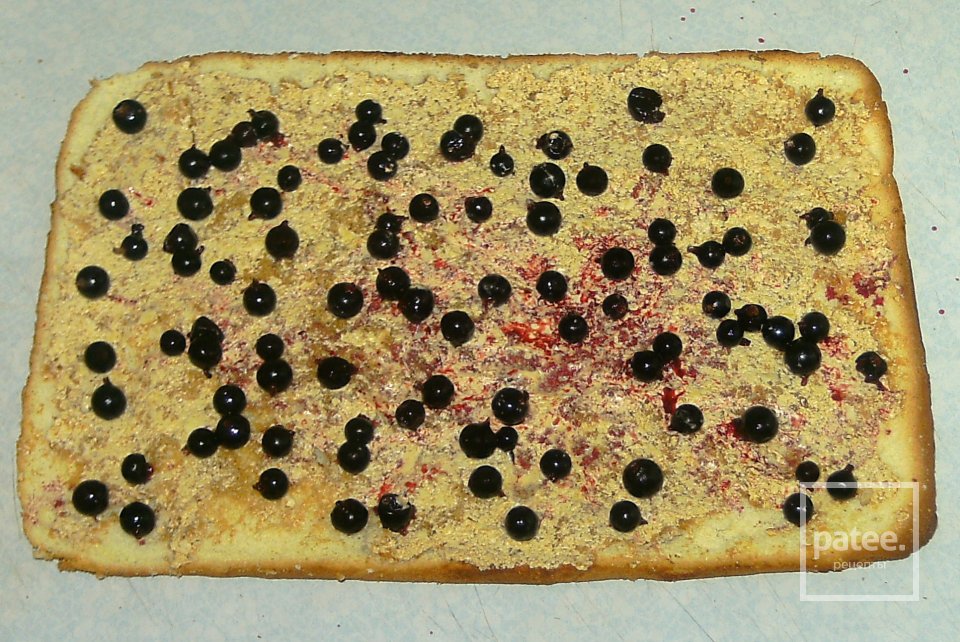 Рулет с кремом и смородиной - Шаг 8