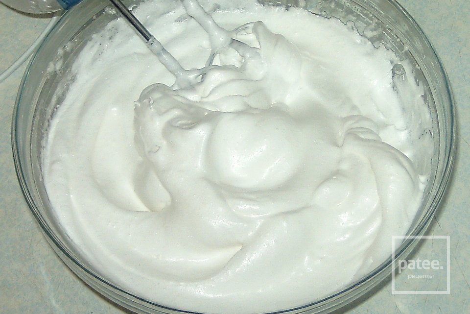 Бисквит с масляным кремом и клубникой - Шаг 1