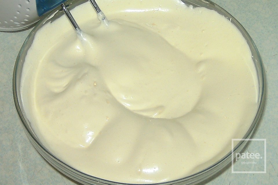 Бисквит с масляным кремом и клубникой - Шаг 2