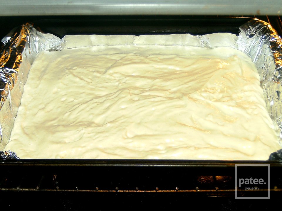 Бисквит с масляным кремом и клубникой - Шаг 4