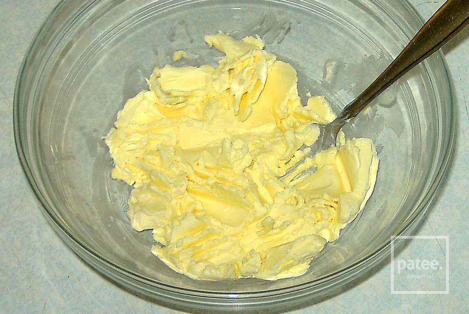 Бисквит с масляным кремом и клубникой - Шаг 5