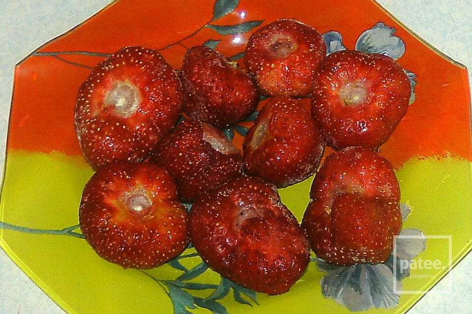 Бисквит с масляным кремом и клубникой - Шаг 7