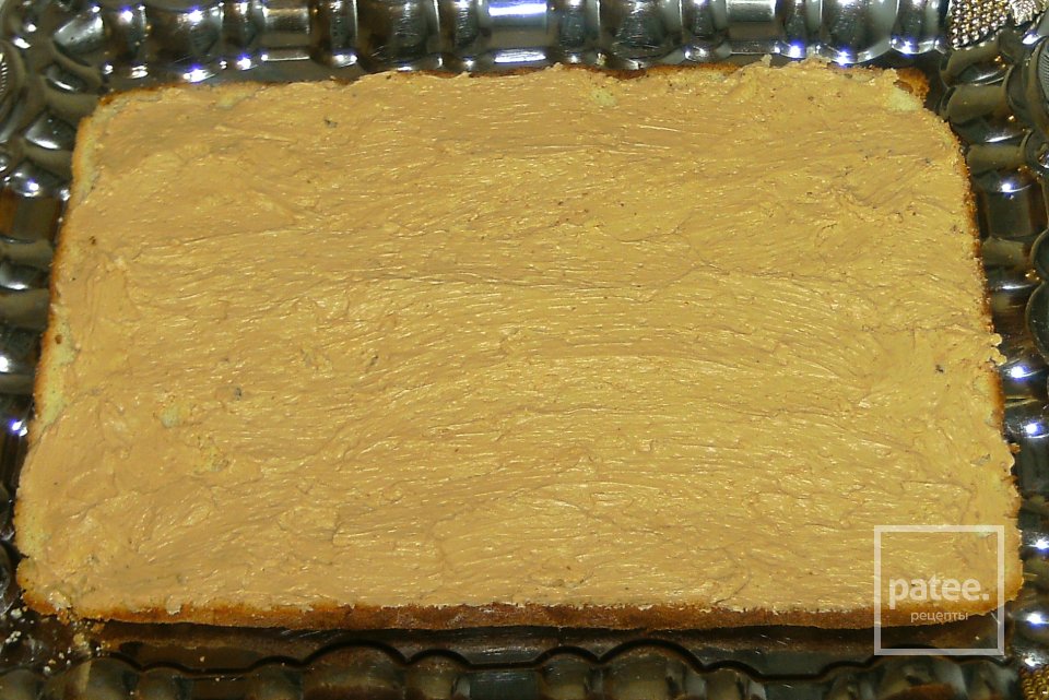 Бисквит с масляным кремом и клубникой - Шаг 8