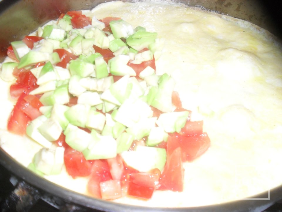 Бразильский омлет с авокадо - Шаг 2