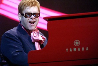 Элтон Джон пригласил президента России на свой концерт