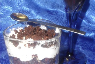 Шоколадный бисквит со взбитыми сливками