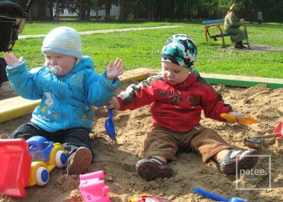 Детские тута. Дети гуляют. Драка в песочнице детей. Дети на площадке в песочнице. Прогулки с малышом.