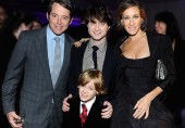 Сара Джессика Паркер, Мэтью Бродерик и их сын догоняют Даниэля Рэдклиффа на премьере “Гарри Поттер — Дары смерти” 15 ноября 2010 года
