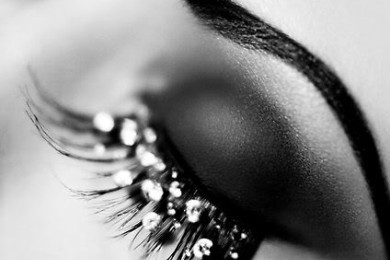 Вечерний макияж: стразы на глазах