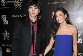 Эштон Катчер и Деми Мур пообщались в Египте с российскими туристами