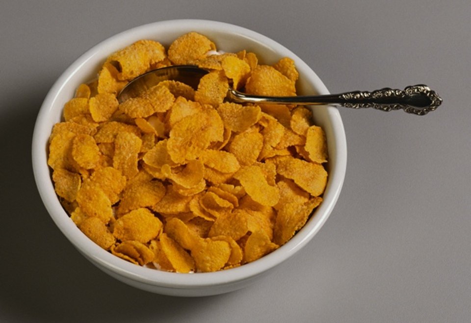 Кукурузные хлопья для панировки. Как сделать кукурузные хлопья. Десерт из кукурузных хлопьев несладких. Десерт из кукурузных хлопьев. Рецепт из кукурузных хлопьев несладких.
