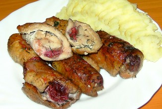 Рулетики из свинины с вишней