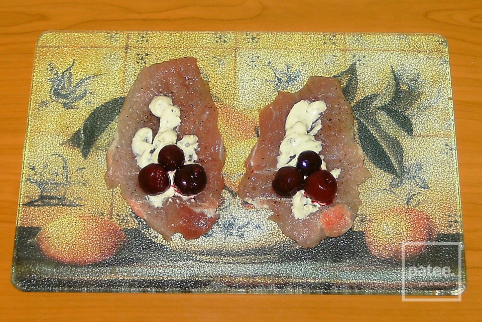 Рулетики из свинины с вишней - Шаг 3