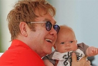 Элтон Джон кормит ребенка по почте