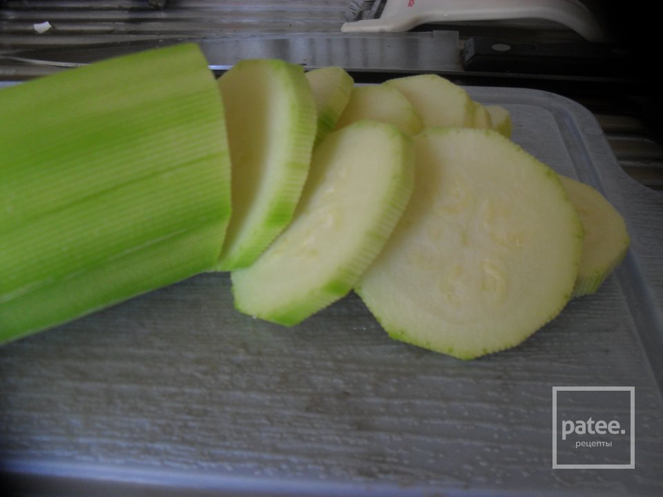 Кабачки с чесночным соусом в пармезане - Шаг 1